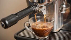 Macchina del caffè intasata e flusso lento? Come disostruirla in pochi passi