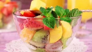 Hai della frutta avanzata in frigo? Scopri la ricetta per preparare questo buonissimo dolce