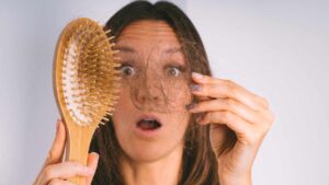 Autunno e capelli che cadono? Ecco cosa mangiare per prevenirlo