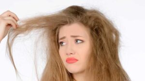 Capelli crespi: cosa li causa e come prevenirli