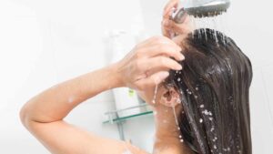 Capelli fini: come lavarli per mantenerli sani e renderli più voluminosi