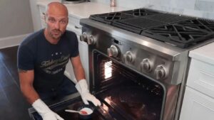 (VIDEO) Questo uomo mostra al web un modo semplice e veloce per pulire il forno senza usare prodotti chimici