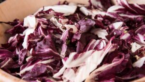 Il radicchio non è tra i tuoi preferiti perché è troppo amaro? Ci sono alcuni modi per renderlo più dolce