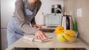 Cucina igienizzata in modo perfetto grazie ai semplici passi della nonna: risultati sorprendenti in pochi minuti