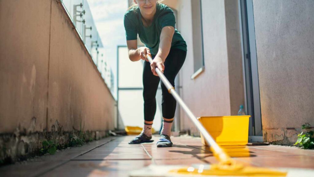 BeliceWeb.it - Pulisci il tuo balcone con questo trucchetto davvero conveniente