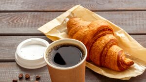 Dove si buttano i bicchierini di carta sporchi di caffè? Non tutti rispondono in modo corretto