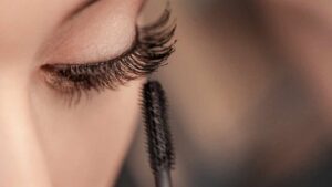 Mascara che fa i grumi? Ecco come puoi recuperarlo