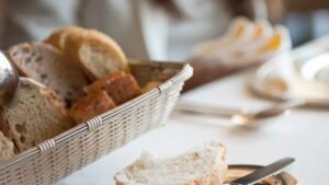 Ti sei mai chiesto perché i ristoranti servono il pane prima di mangiare? Lo fanno per un motivo ben preciso