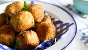 Tutti adorano queste polpette di ceci, devi provarle anche tu. La ricetta è facile e antispreco