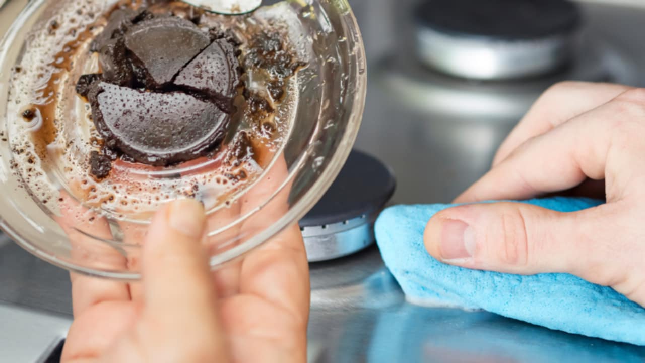 Pulire il piano cottura con i fondi di caffè