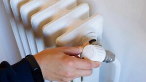 Il termosifone è caldo sopra e freddo sotto? Non è un problema raro e puoi risolvere in questo modo