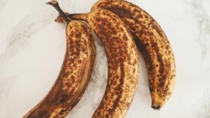 Perché dovresti appendere una banana matura in giardino