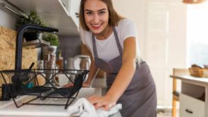 Come pulire la cucina in 5 minuti e senza fatica dopo il pranzo di Natale: le nonne facevano così