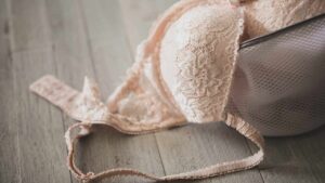 Come sbiancare un reggiseno ingiallito e farlo tornare come il primo giorno