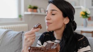 Hai sempre voglia di dolci dopo i pasti? Cosa rivela il tuo comportamento alimentare secondo la psicologia