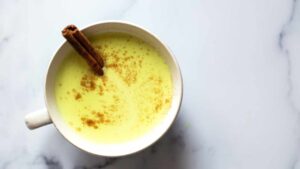 Golden milk o latte d’oro: la ricetta per preparare la bevanda calda ricca di benefici per la salute