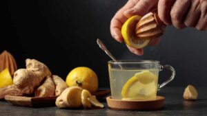 I benefici per la salute del tè di zenzero e limone grazie a questa semplice ricetta