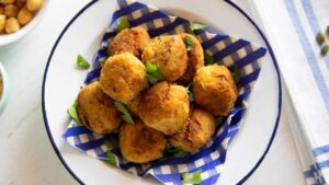 Polpette di ceci gustose e nutrienti ideali per ogni dieta: la ricetta è facilissima